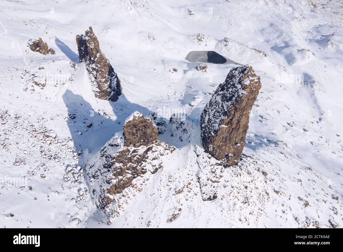 Großbritannien, Schottland, Drohne Ansicht des alten Mannes von Storr im Winter Stockfoto