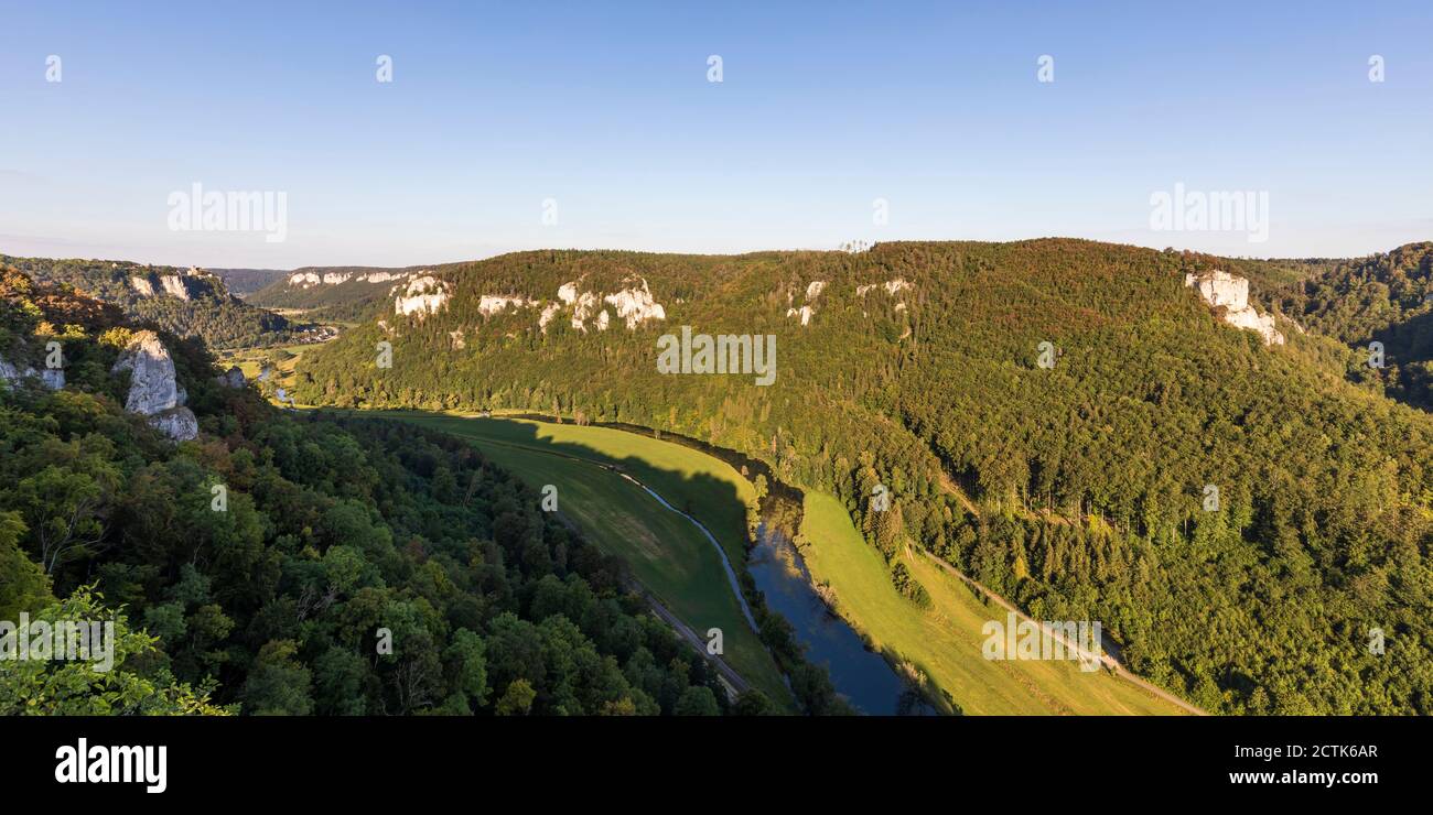 Deutschland, Baden-Württemberg, landschaftlich reizvoller Blick auf das Donautal im Sommer Stockfoto