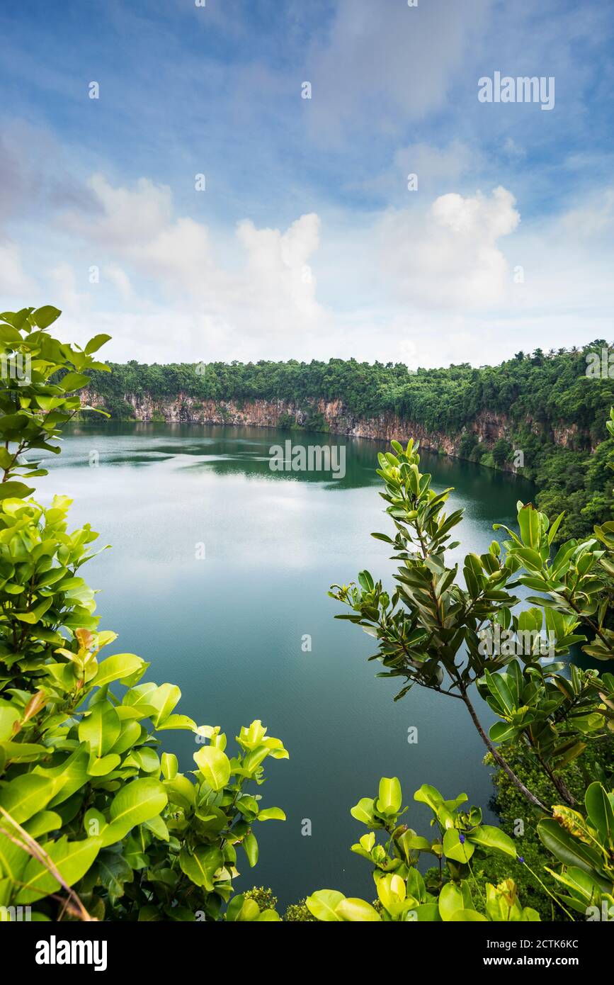 Frankreich, Wallis und Futuna, Bucht umgeben von bewaldeten Klippen Stockfoto