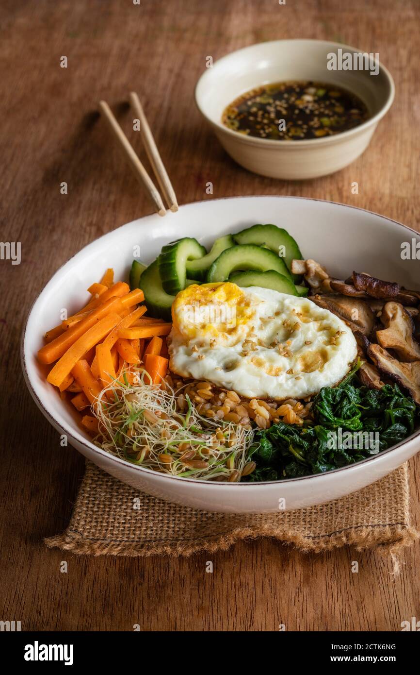 Schüssel mit koreanischer Bibimbap Stockfoto Schüssel mit koreanischer Bibimbap Stockfoto
