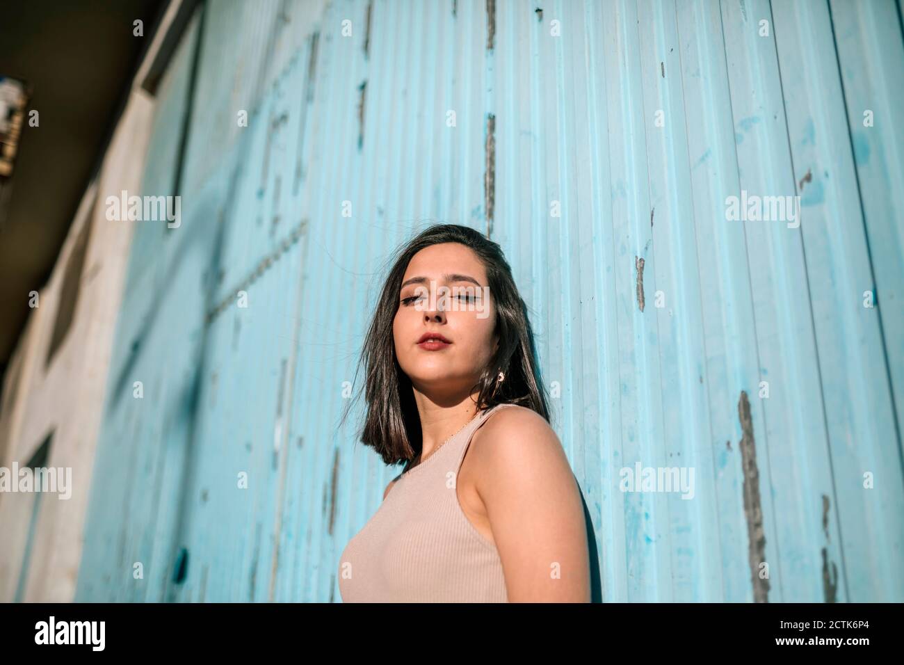 Portrait der schönen Brünette junge Frau bei einem Lauf stehen Die Wand runter Stockfoto