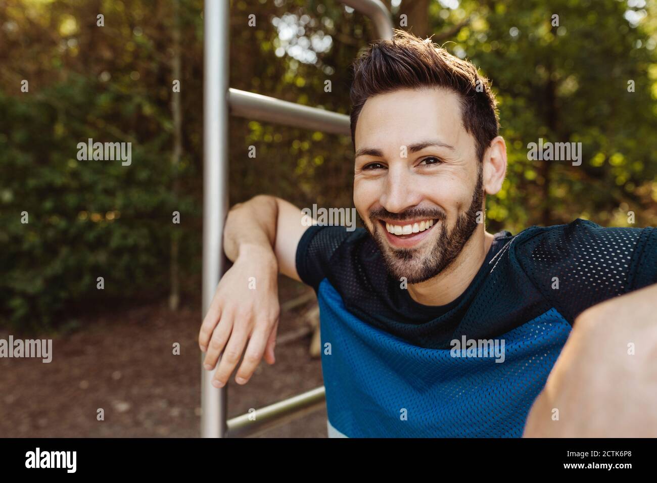 Porträt eines glücklichen Mannes auf dem Fitness-Parcours Stockfoto