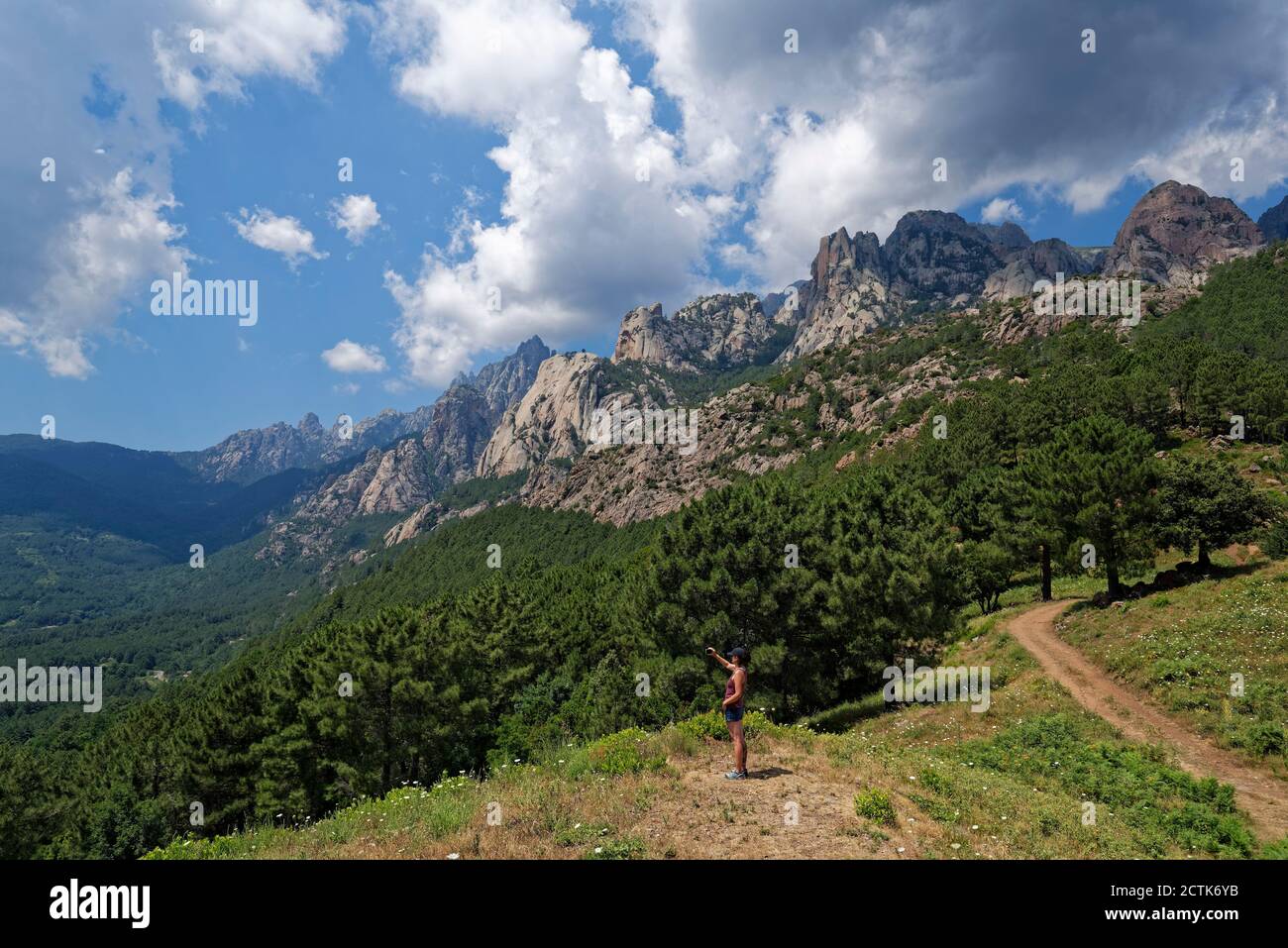 Weibliche Wandererin im Aiguilles de Bavella Massiv Stockfoto
