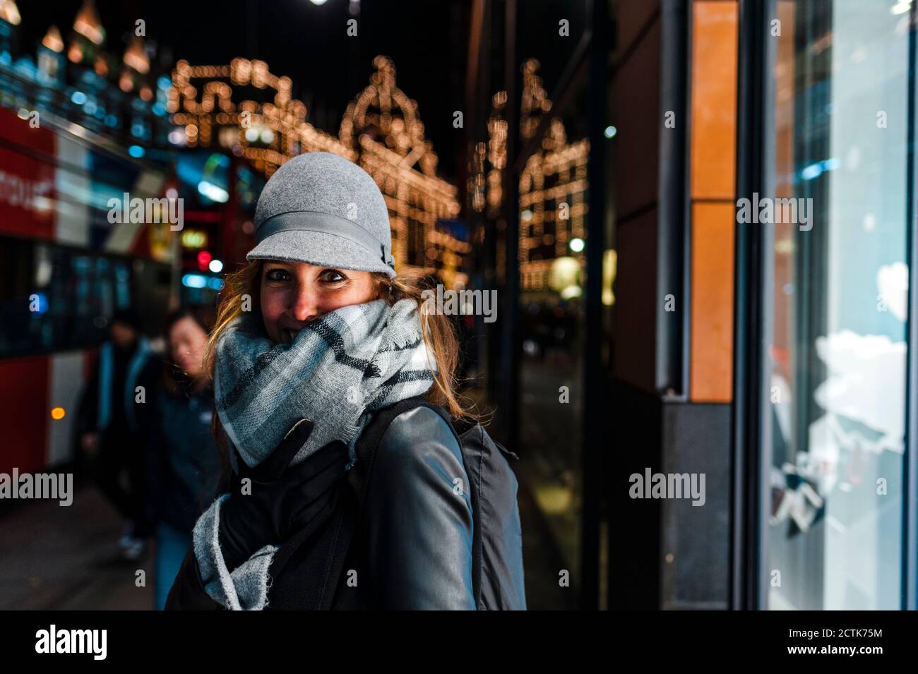 Lächelnde Frau in der Stadt London im Winter Stockfoto