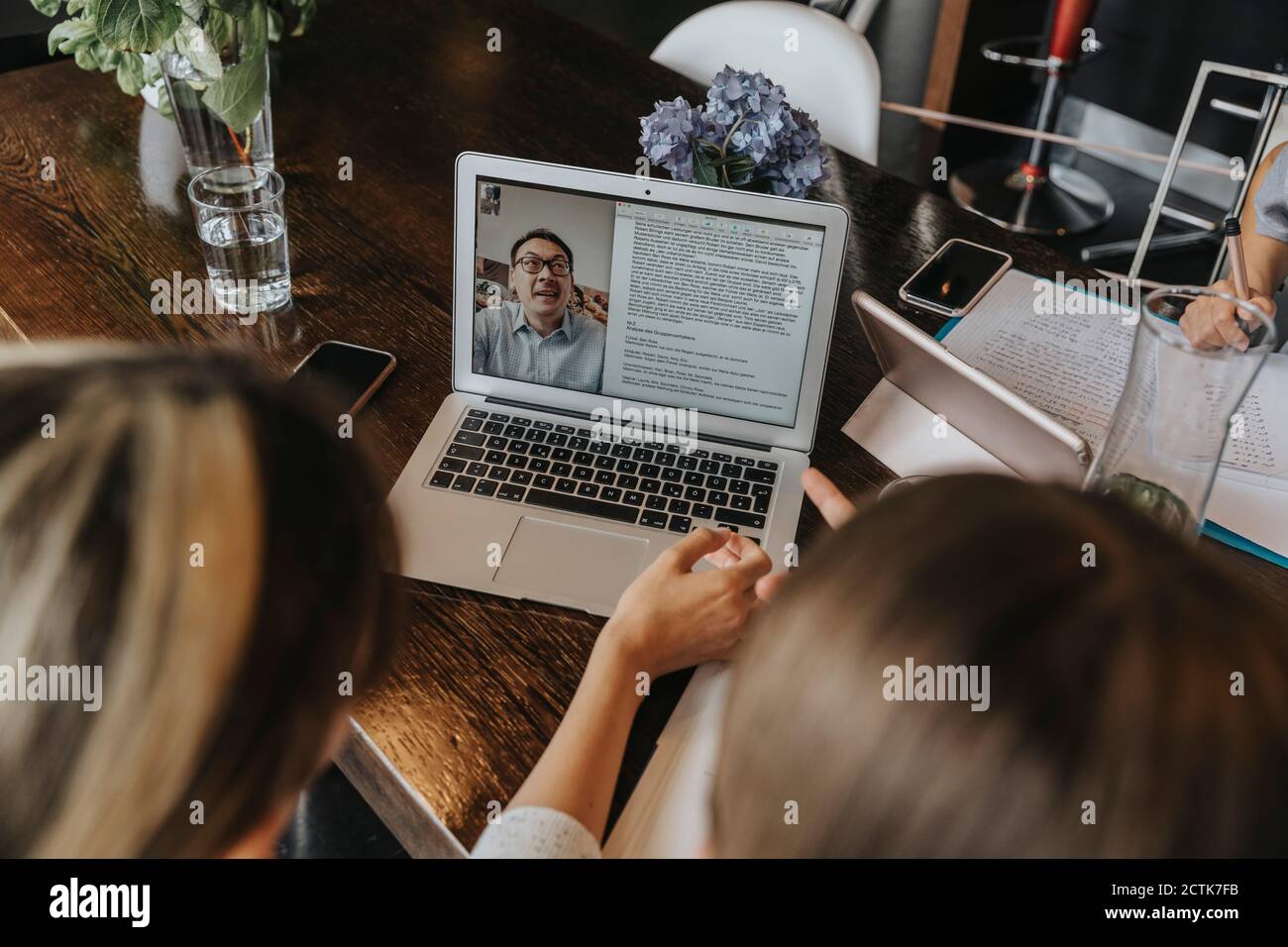 Teenager Freundinnen studieren zu Hause, mit Laptop Stockfoto