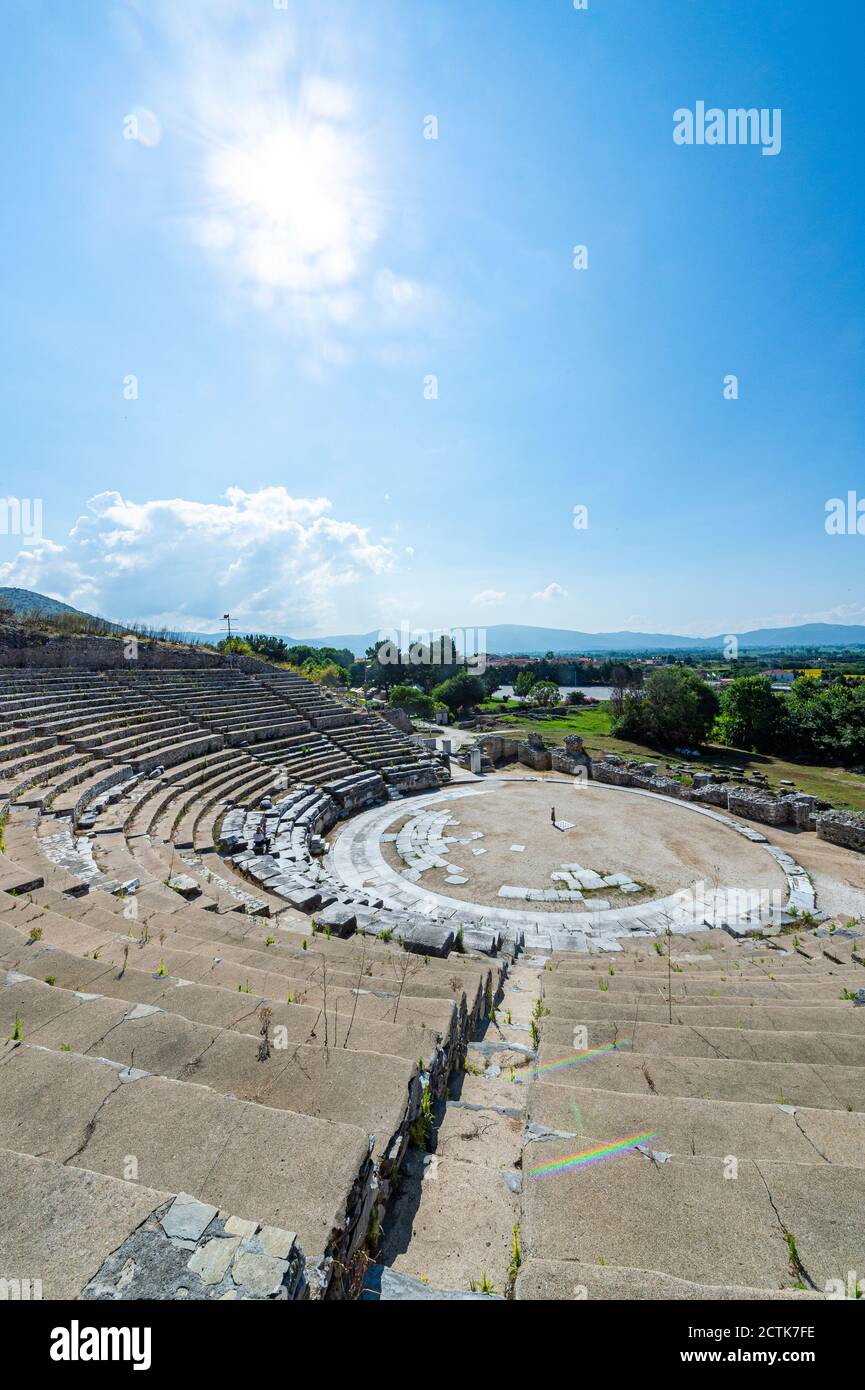 Griechenland, Ostmakedonien und Thrakien, Filippoi, Antikes Amphitheater in Philippi an sonnigen Tagen Stockfoto
