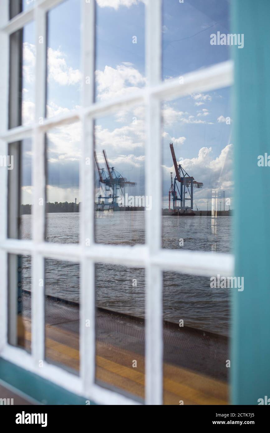 Deutschland, Hamburg, Hafen von Hamburg Kraniche durch Fenster gesehen Stockfoto