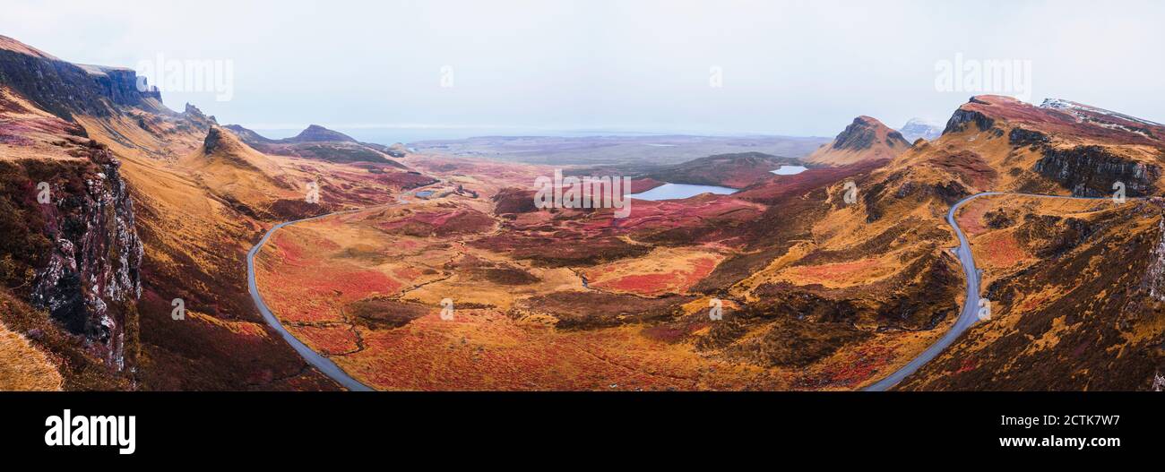 Großbritannien, Schottland, Drohne Panorama der leeren Autobahn erstreckt sich entlang der braunen Berglandschaft der Isle of Skye Stockfoto