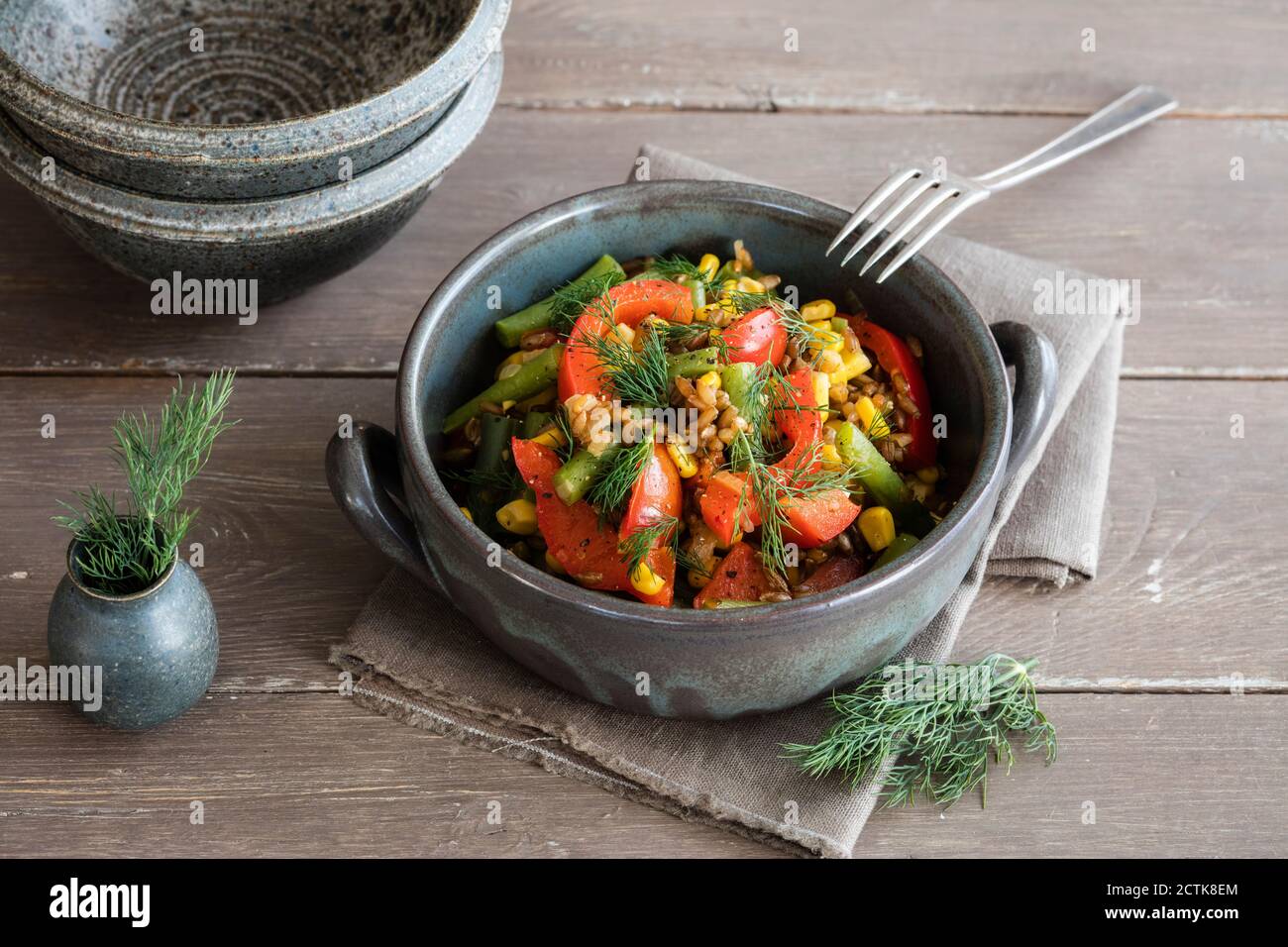 Schüssel mit verzehrfertiges, gebratenes Gemüse mit Roggen und Dill Stockfoto