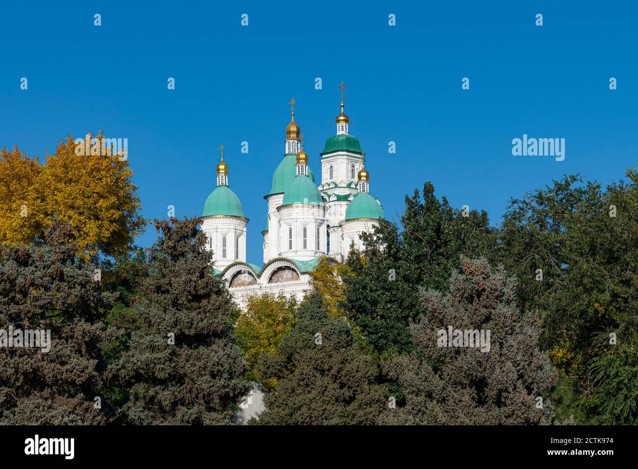 Russland, Astrachan, Bäume vor der Mariä-Himmelfahrt-Kathedrale Stockfoto