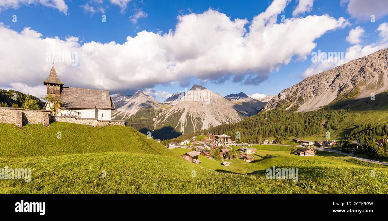 Schweiz, Kanton Graubünden, Arosa, Panorama der Plessurer Alpen und Alpenstadt im Sommer Stockfoto