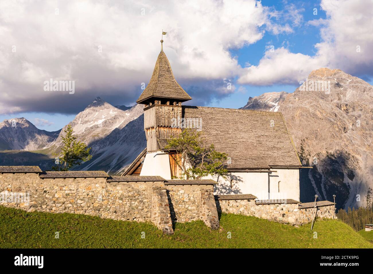 Schweiz, Kanton Graubünden, Arosa, Steinmauer vor Bergkirchli im Sommer Stockfoto