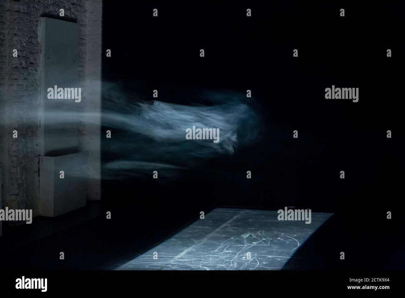 Staubwolke schwebt im Bühnenlicht Stockfoto