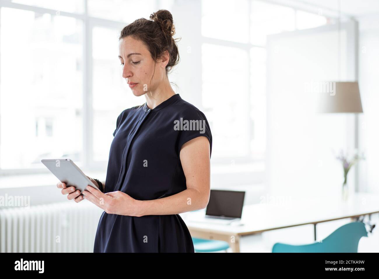 Unternehmerin mit digital-Tablette Stockfoto