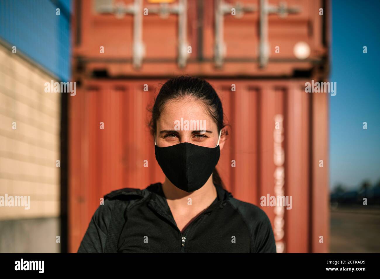 Frau, die in einem Industriepark trainiert Stockfoto