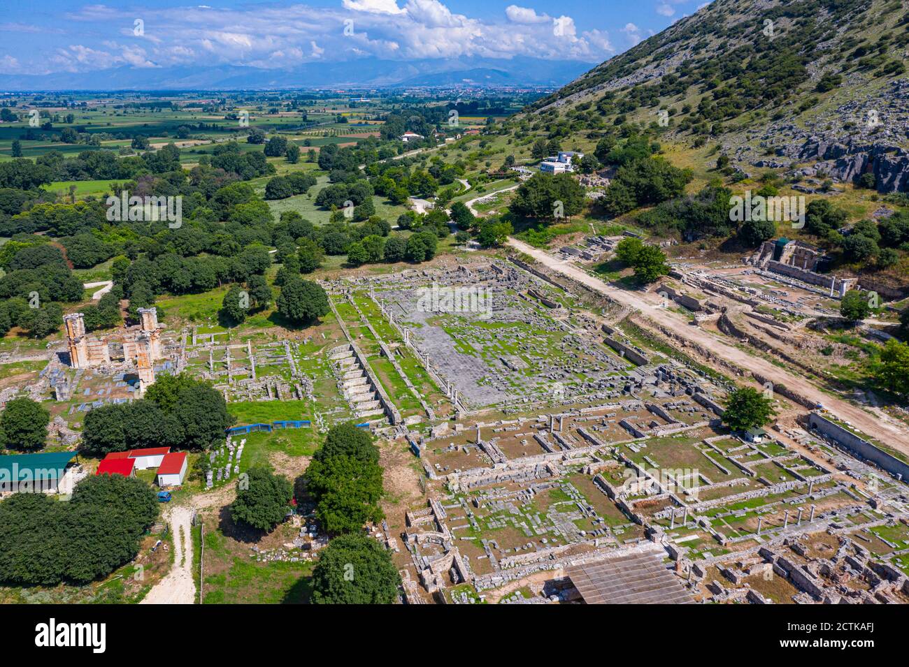Griechenland, Ostmakedonien und Thrakien, Filippoi, Luftaufnahme der antiken Ruinen von Philippi an sonnigen Tagen Stockfoto