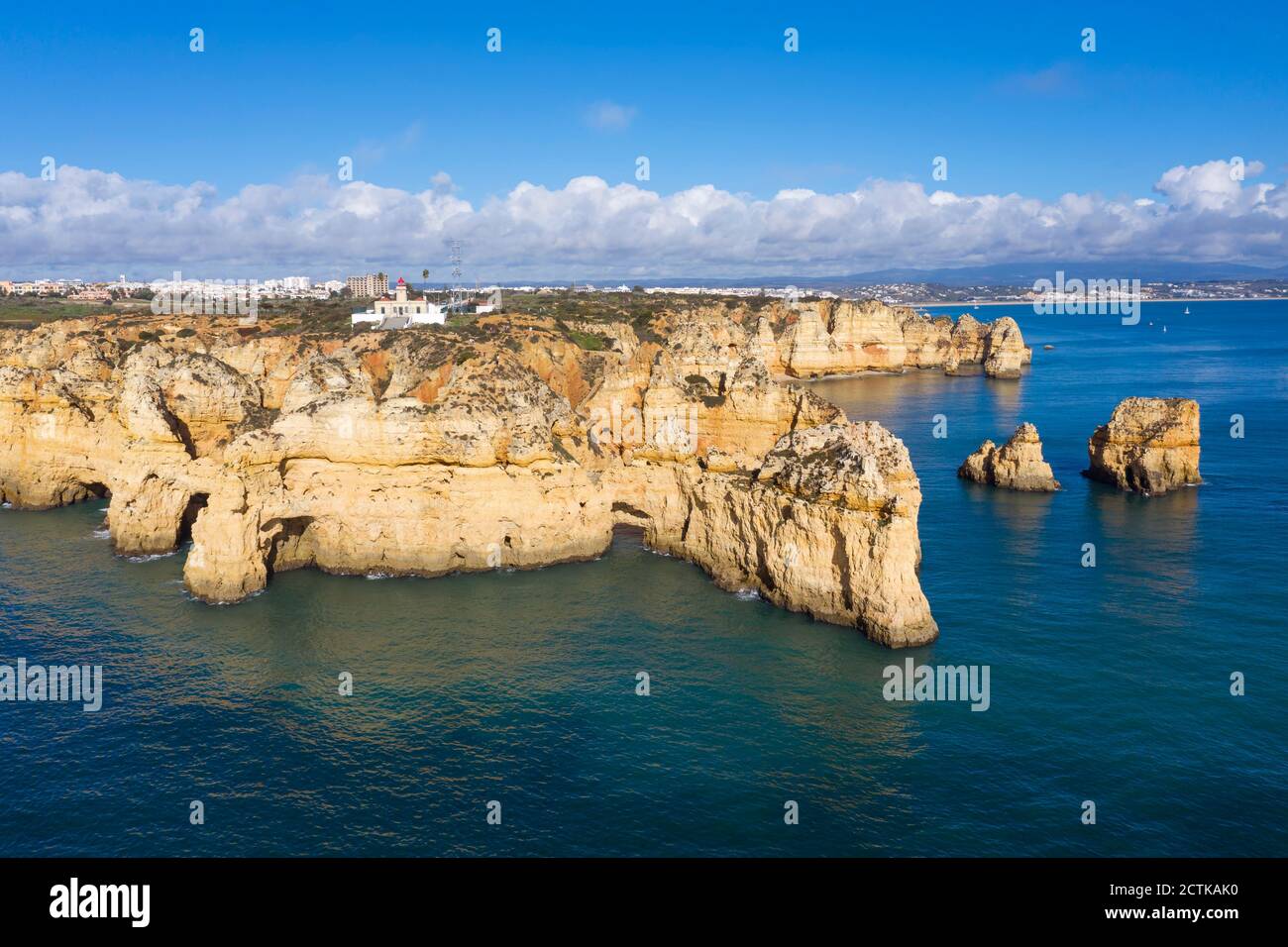 Portugal, Algarve, Lagos, Drone Blick auf Ponta da Piedade Landzunge und Farol da Ponta Leuchtturm Stockfoto