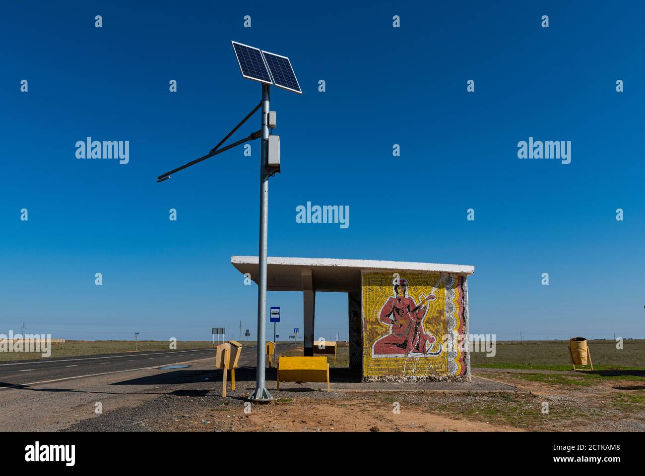 Russland, Republik Kalmückien, Solarzellen vor der Fernbushaltestelle Stockfoto