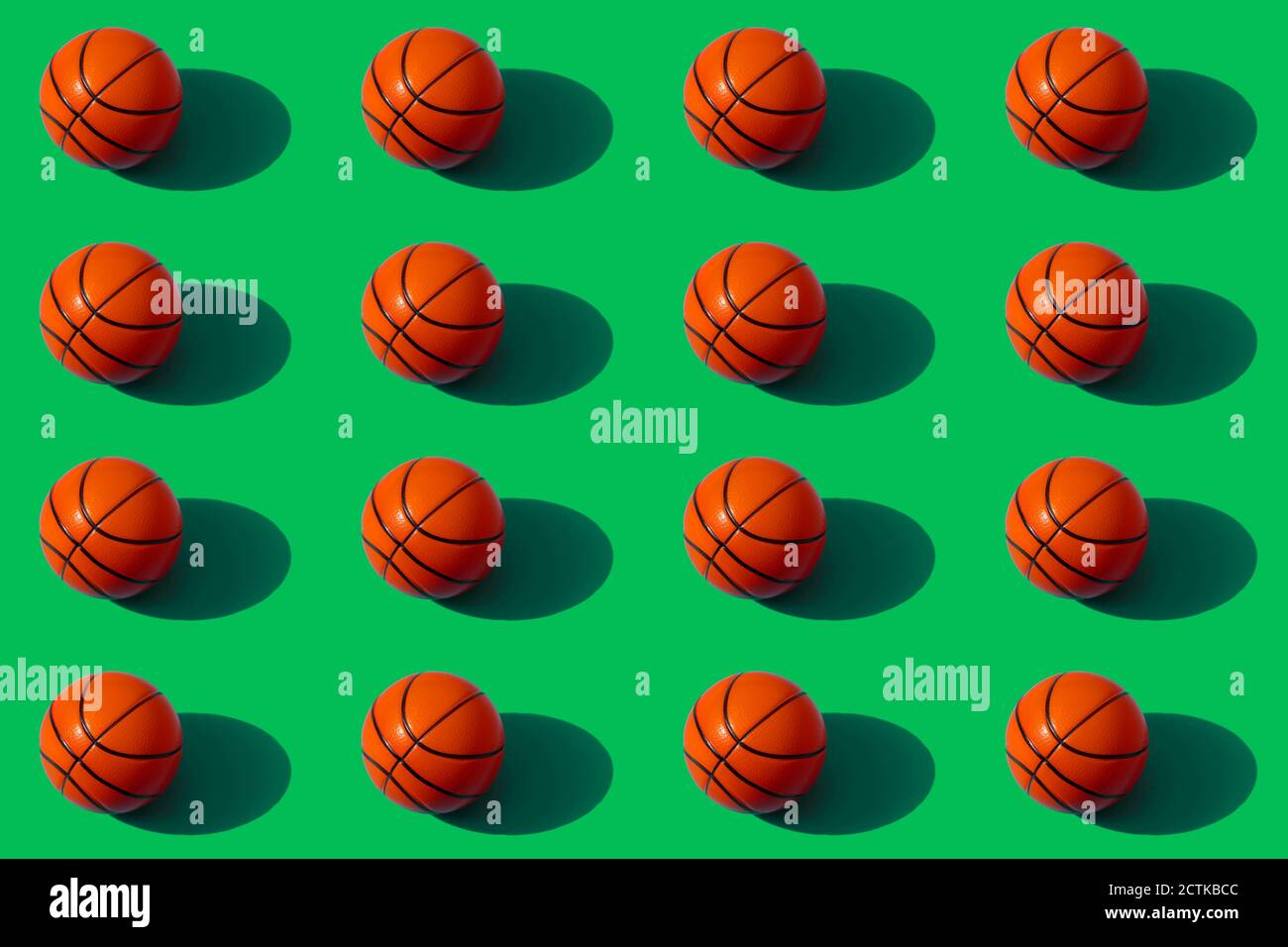 Muster von Basketbällen vor grünem Hintergrund Stockfoto
