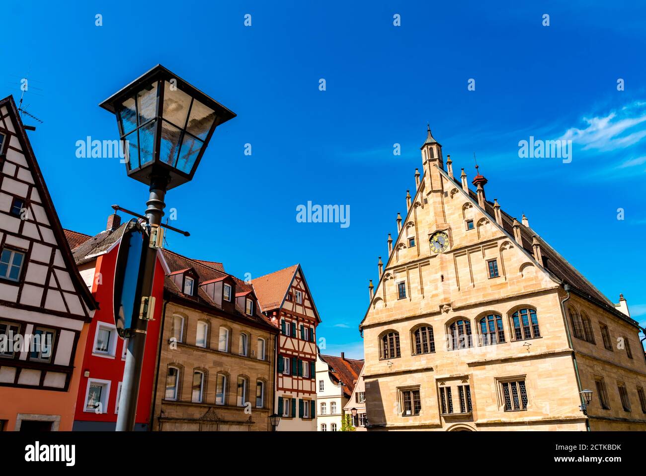 Deutschland, Bayern, Weissenburg, Straßenbeleuchtung vor historischen Stadthäusern Stockfoto