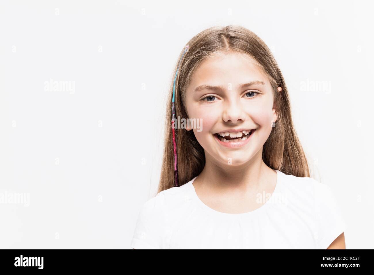 Nahaufnahme von fröhlichen Mädchen mit blonden Haaren vor weißem Hintergrund Stockfoto