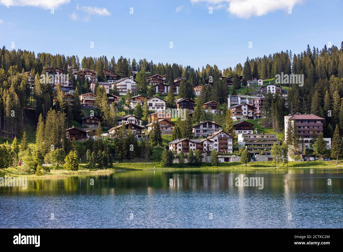 Schweiz, Kanton Graubünden, Arosa, Chalets am Obersee im Sommer Stockfoto