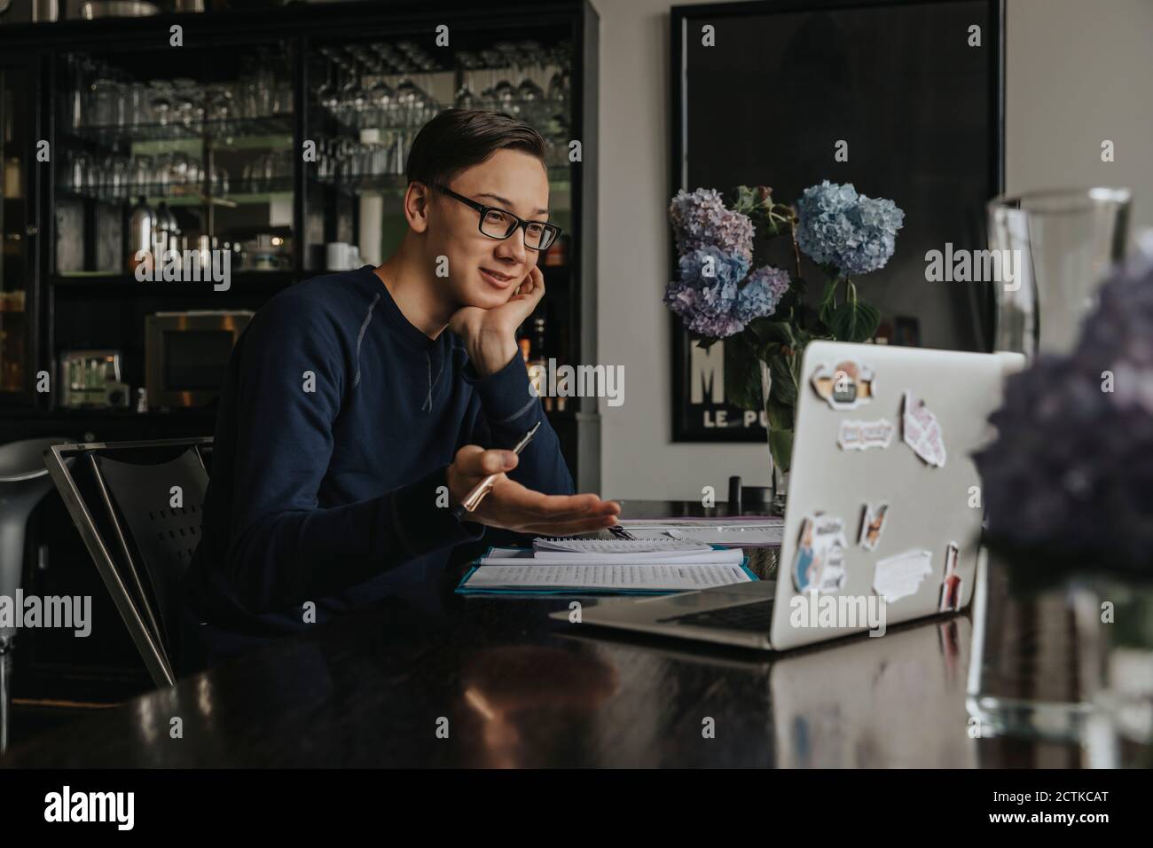 Junger Mann, der von zu Hause aus lernt, mit einem Laptop Stockfoto