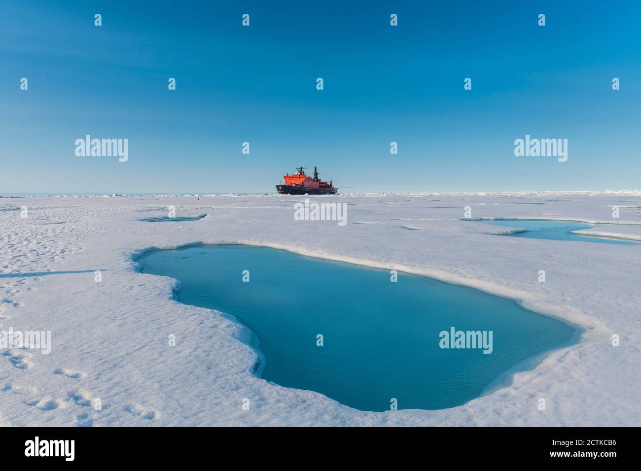 Luftaufnahme des schmelzenden Eises am Nordpol mit Eisbrecher 50 Jahre Sieg im Hintergrund Stockfoto