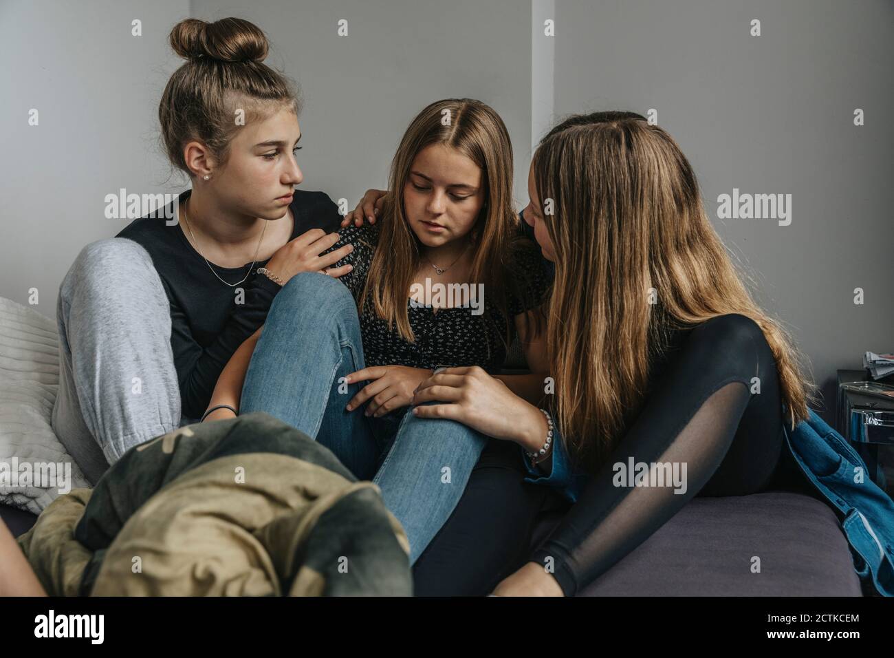 Freundinnen trösten traurig Teenager-Mädchen Stockfoto