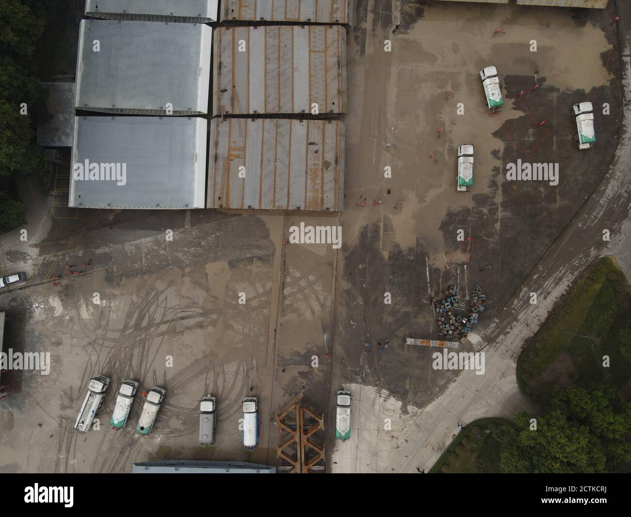 Eine Luftaufnahme von 15 Bewässerungs-LKW und einem Abfallentsorgungsstamm eingesetzt, um eine Schiffsfabrik, die durch die schwere Flut beeinflusst wurde, zu reinigen Th zu helfen Stockfoto