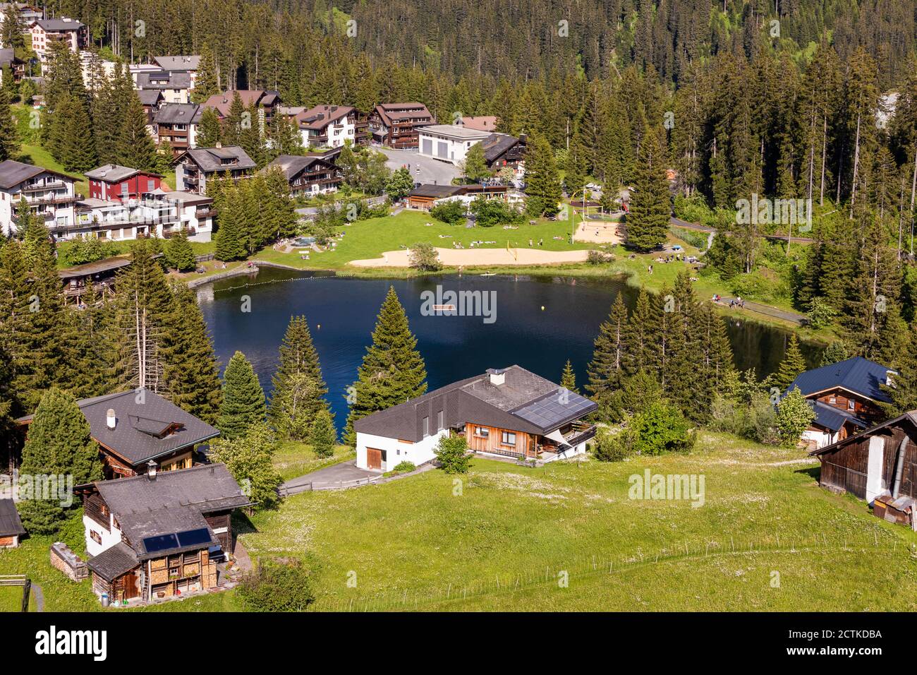 Schweiz, Kanton Graubünden, Arosa, Stadthäuser rund um den Untersee im Sommer Stockfoto