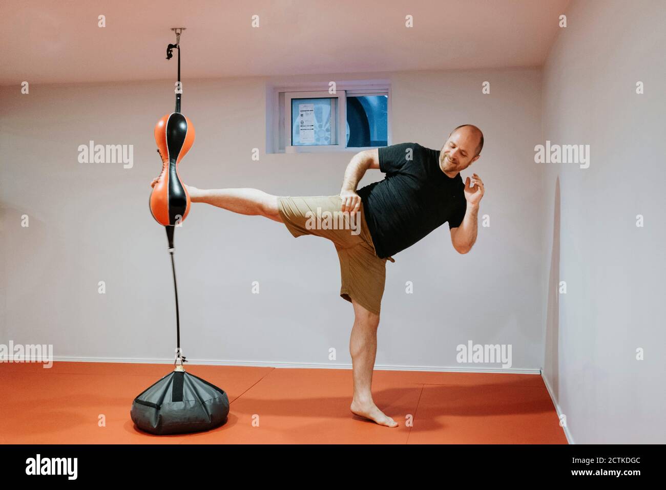 Mann Kickboxen im Keller Stockfoto