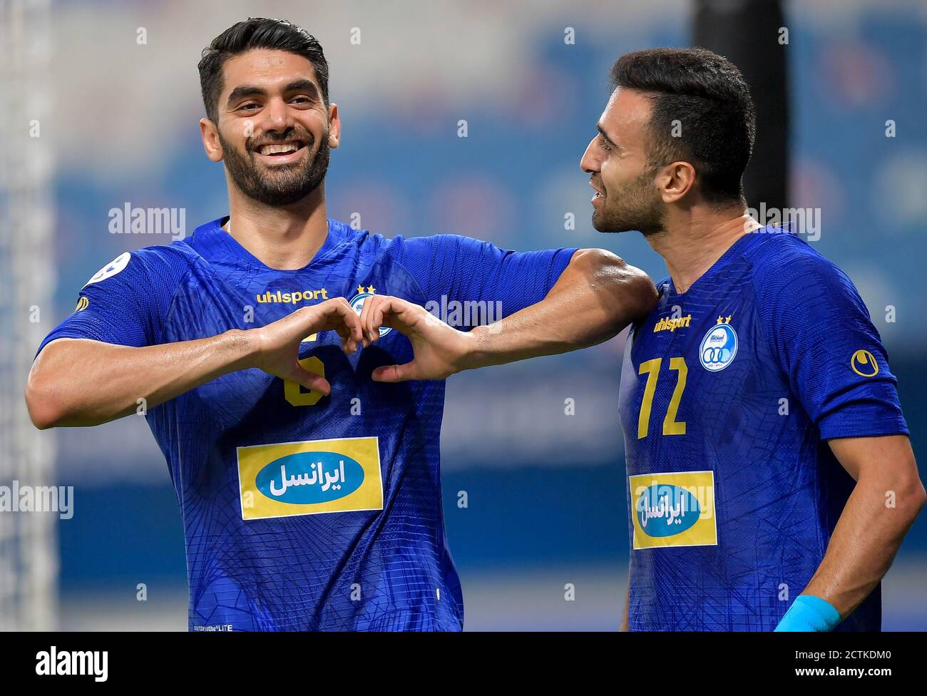 Doha, Katar. September 2020. Ali Karimi (L) von Esteghlal FC feiert während der AFC Asian Champions League Gruppe EIN Fußballspiel zwischen Esteghlal FC Iran und Al Ahli Saudi FC Saudi Arabien in Doha, Hauptstadt von Katar, 23. September 2020. Quelle: Nikku/Xinhua/Alamy Live News Stockfoto