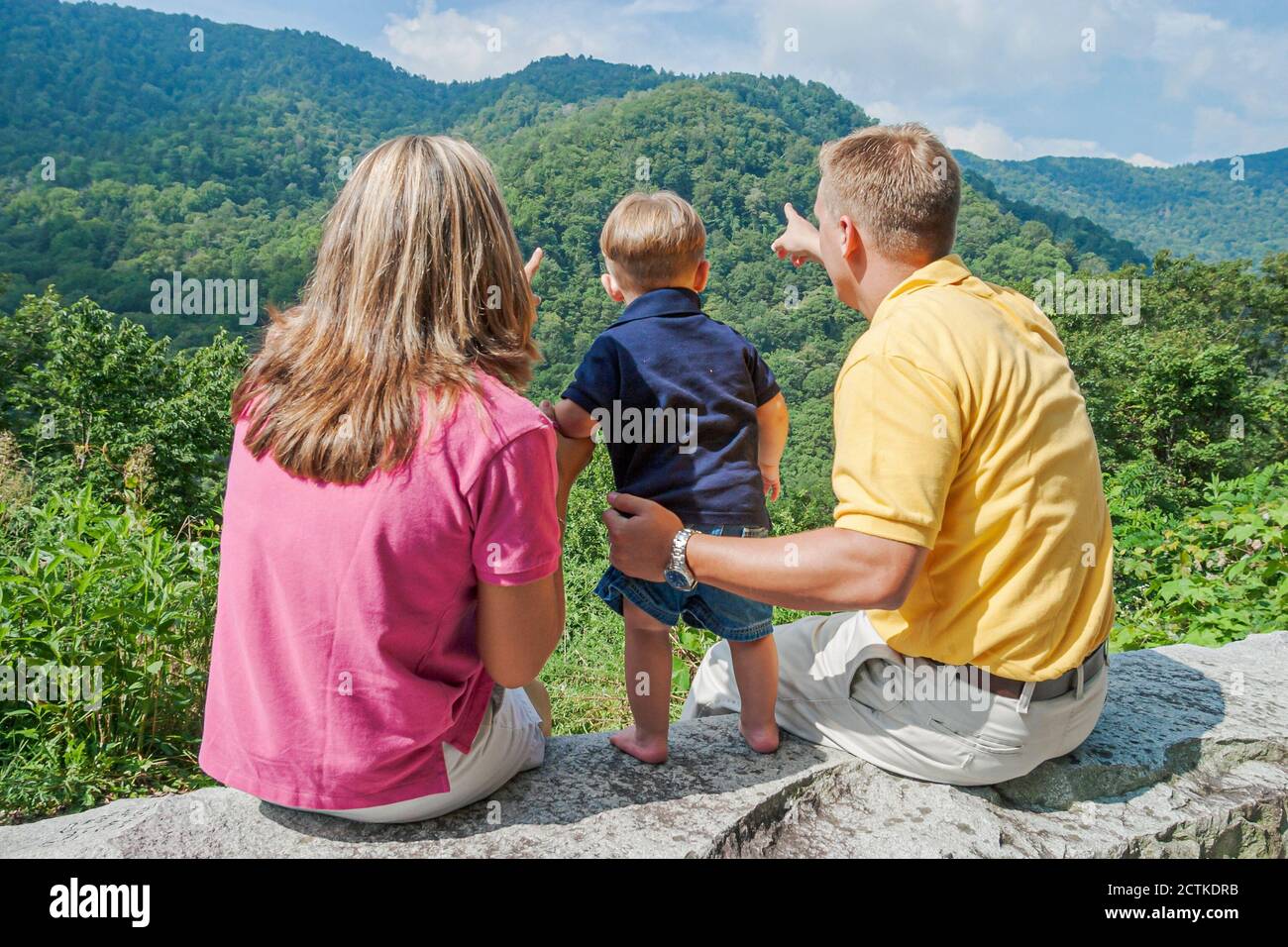 Tennessee Great Smoky Mountains National Park, Naturlandschaft Bergrücken, Familie Familien Mutter Vater Junge Sohn Kind Wandern Beobachtung Stockfoto