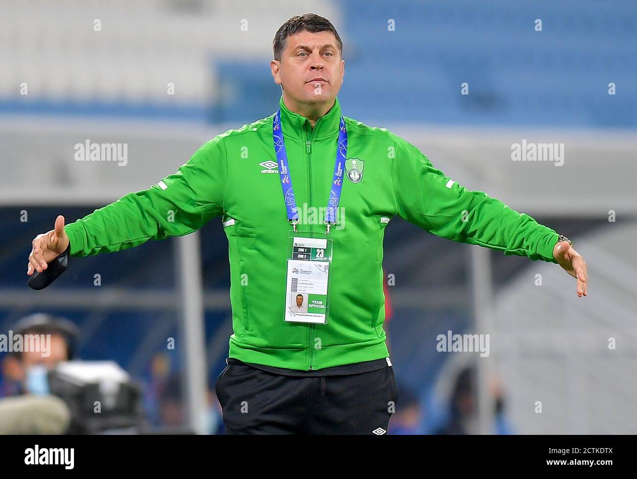 Doha, Katar. September 2020. Al Ahli Saudi FC Cheftrainer Vladan Milojevic reagiert während der AFC Asian Champions League Gruppe EIN Fußballspiel zwischen Esteghlal FC Iran und Al Ahli Saudi FC Saudi von Saudi-Arabien in Doha, Hauptstadt von Katar, 23. September 2020. Quelle: Nikku/Xinhua/Alamy Live News Stockfoto