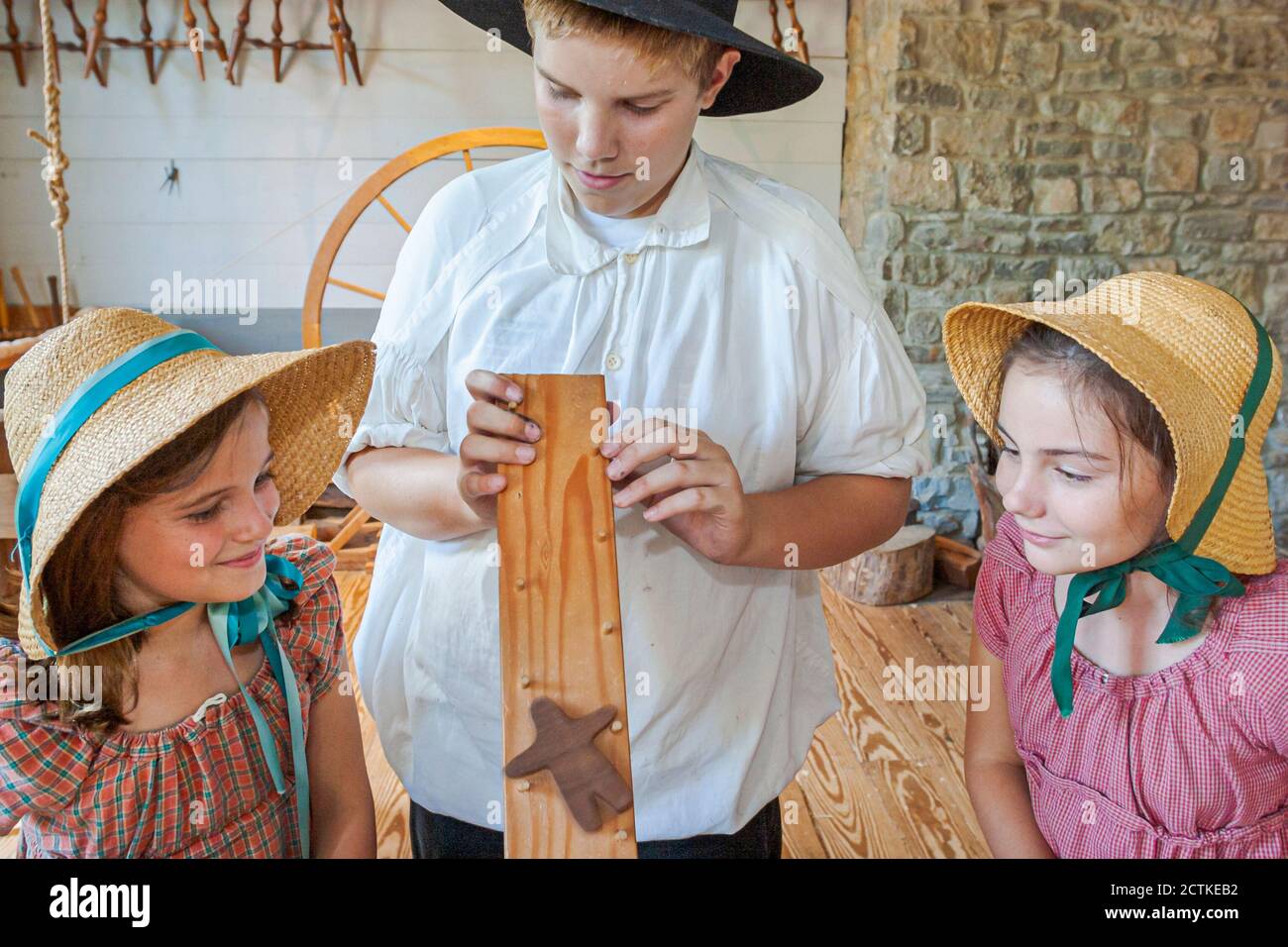 Huntsville Alabama, Alabama Constitution Village, historische Denkmalpflege, historische Nachstellung aus der Zeit der Kostümierung, die die Vergangenheit wiederlebt, Mädchen Stockfoto