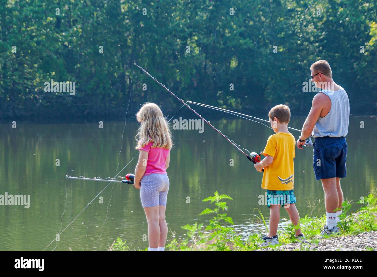 Huntsville Alabama, Tennessee River Water Dito Landing Greenway, Landschaft malerischen Park, Familie Vater Sohn Tochter Junge Mädchen Kinder Fisch angeln, Stockfoto