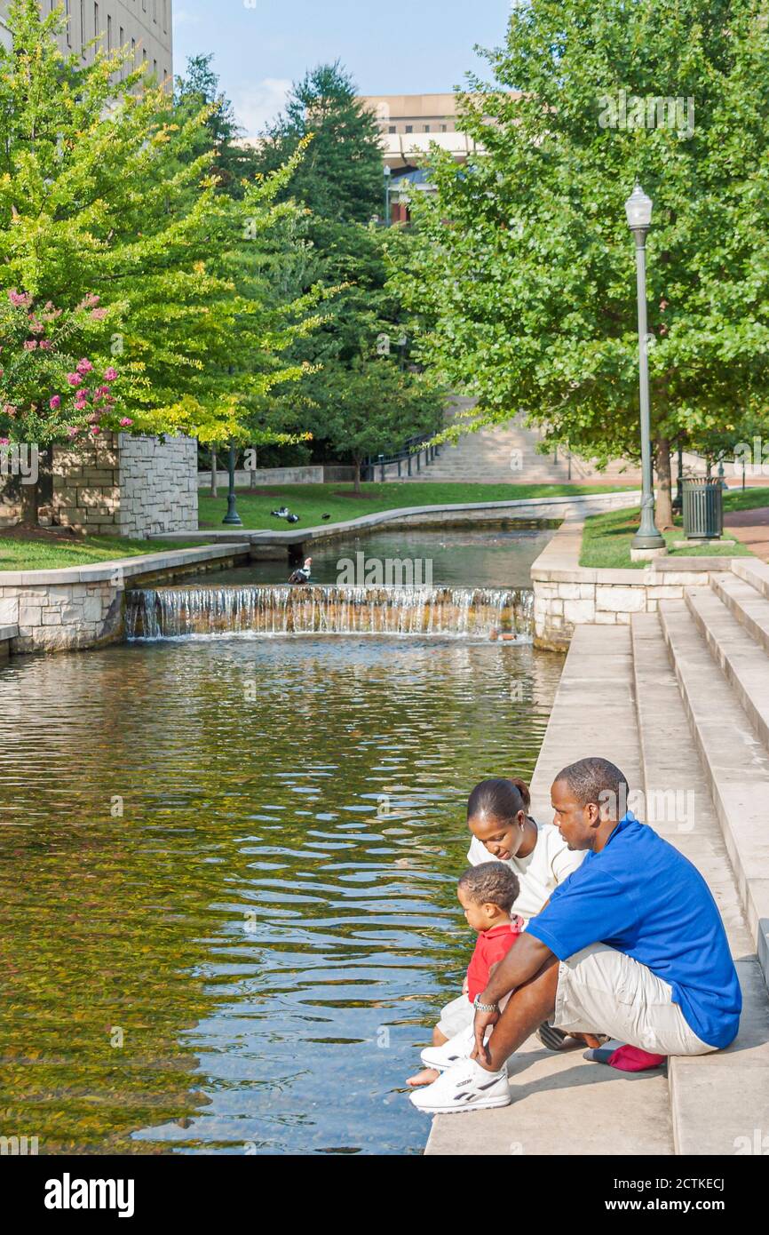 Huntsville Alabama, Big Spring Park Water, schwarzafrikanische Afrikaner Familie Mutter Vater Sohn Junge Kind, Stockfoto
