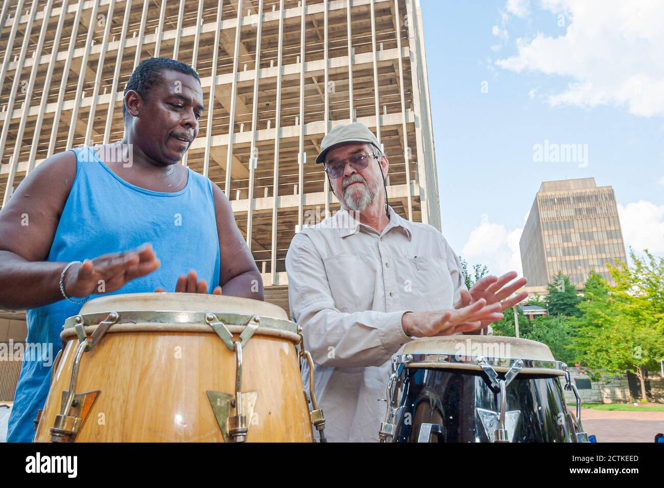 Huntsville Alabama, Big Spring Park, Black African man Männer Freunde spielen Conga Trommeln, Stockfoto