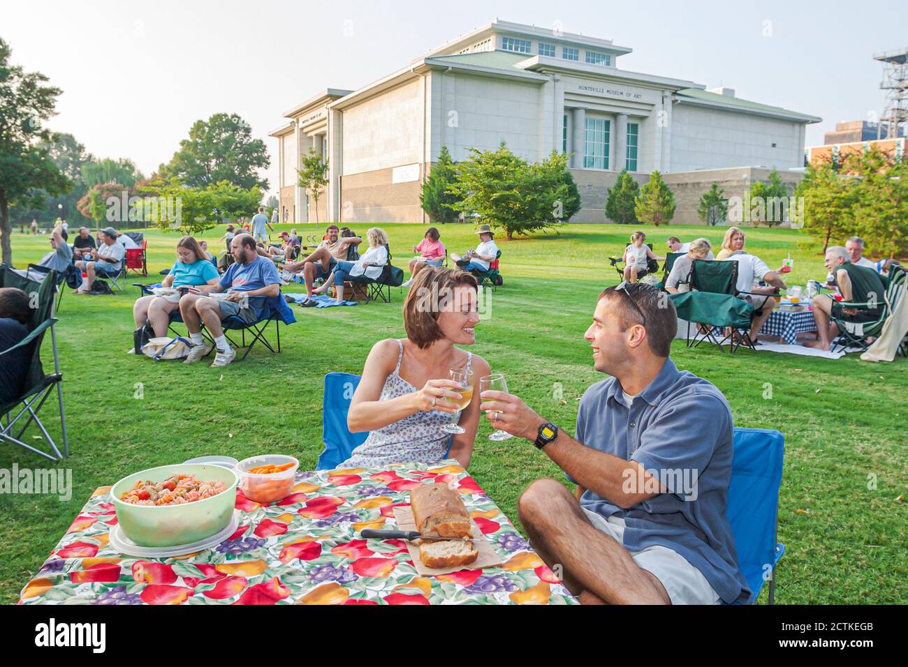 Huntsville Alabama, Big Spring Park Konzert im Park, Mann Frau weibliches Paar Picknick, Stockfoto