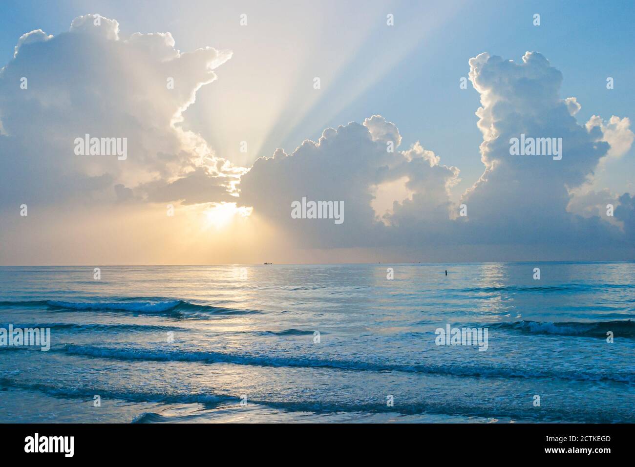 Miami Beach Florida, Atlantikküste, Sonnenaufgangswolken Himmel Wetter Sonne Wellen Wassersurfen, Stockfoto