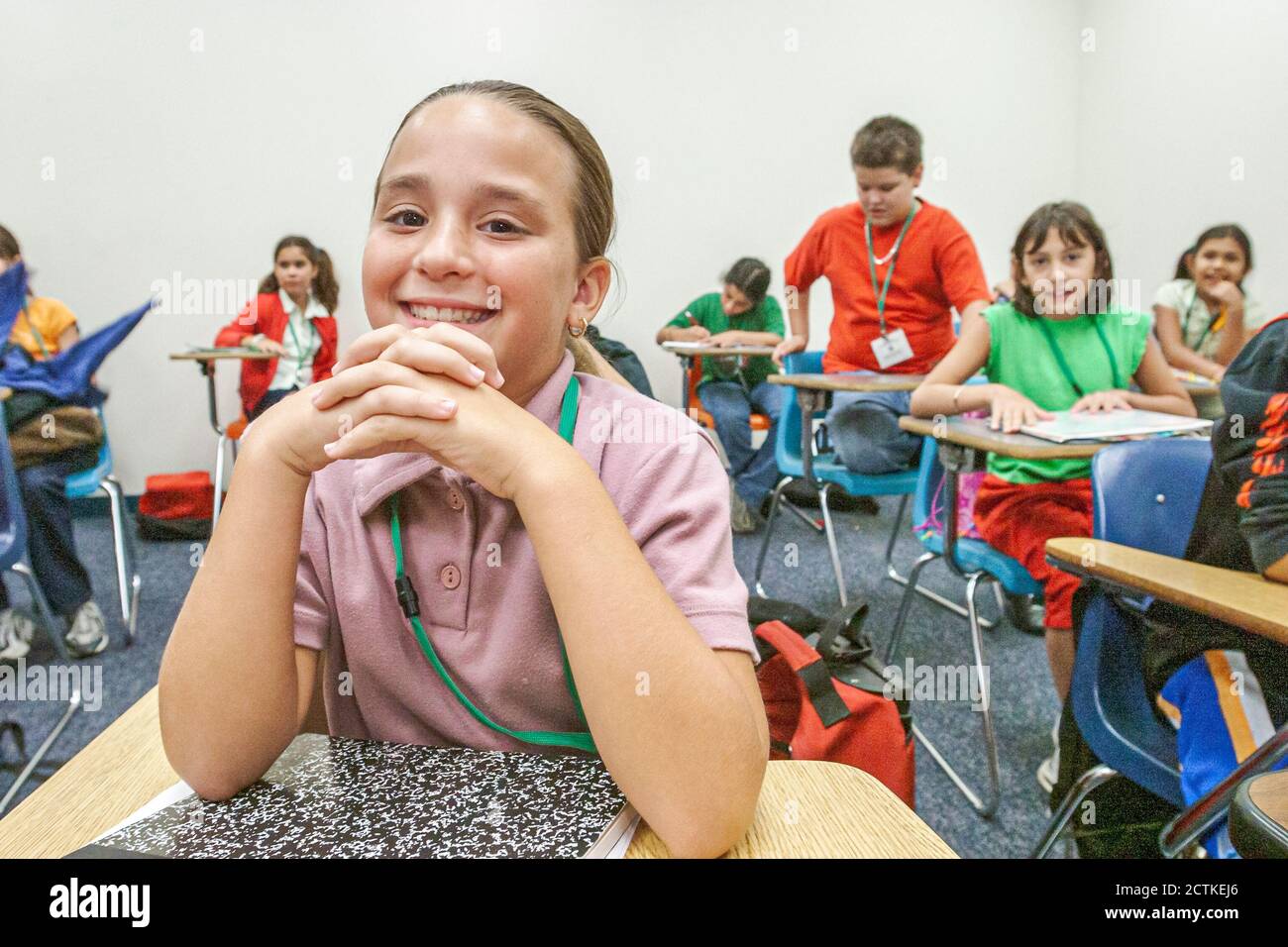 Miami Florida,Non Violence Project USA,Schüler gewaltfrei unterrichten,Mädchen lächelt lächelnd Klassenzimmer,Hispanic, Stockfoto