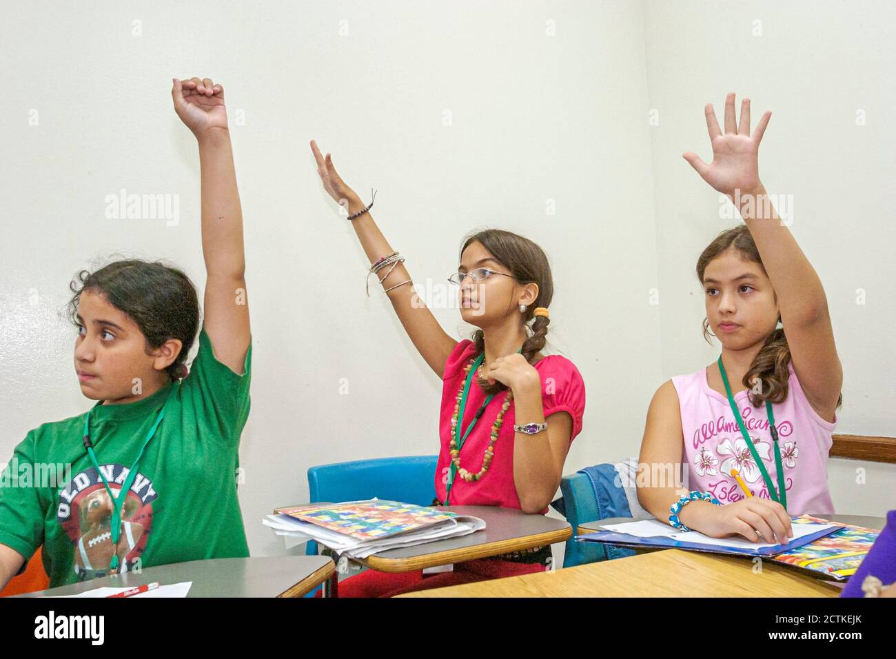 Miami Florida,Non Violence Project USA,Schüler gewaltfreies Verhalten unterrichten,Mädchen Mädchenraise Heben Hand Hände Klassenraum,hispanisch, Stockfoto