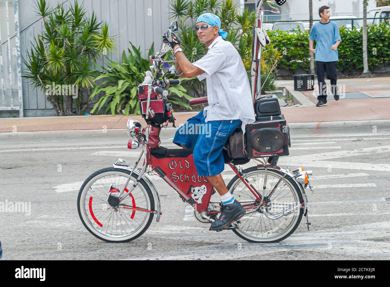 Miami Florida, Hispanic Mann Männer männlich, Reiten Fahrten maßgeschneiderte Fahrrad, Stockfoto