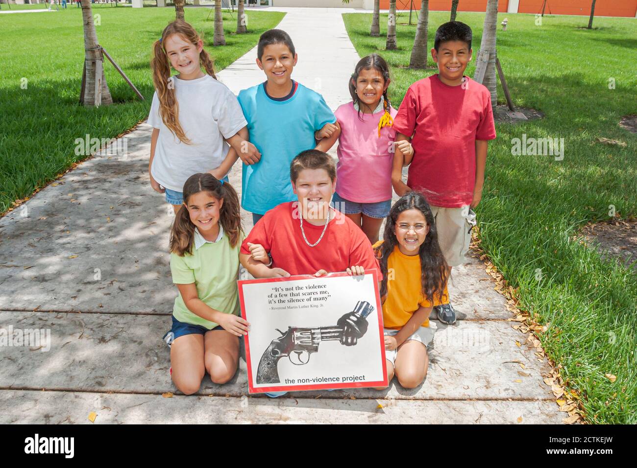 Miami Florida, Non Violence Project USA, Studenten gewaltfreies Verhalten beibringen, Jungen Junge Mädchen Mädchen lächeln, Poster halten, hispanisch Stockfoto