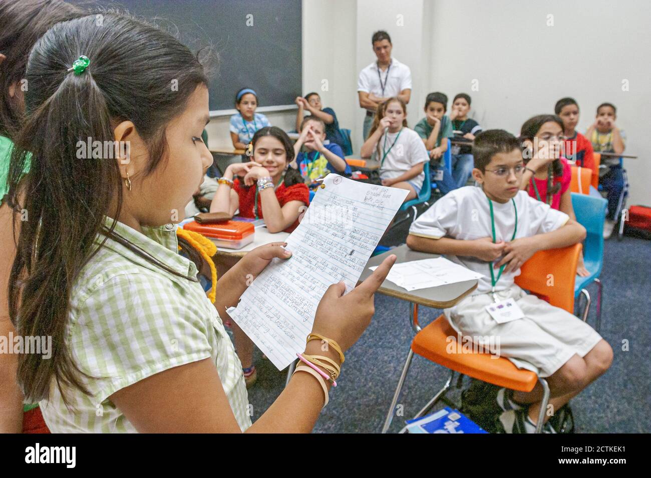 Miami Florida,Non Violence Project USA,Studenten gewaltfreies Verhalten beibringen,junge Jungen Mädchen Mädchen liest Lesen spricht sprechen,Frontklasse c Stockfoto