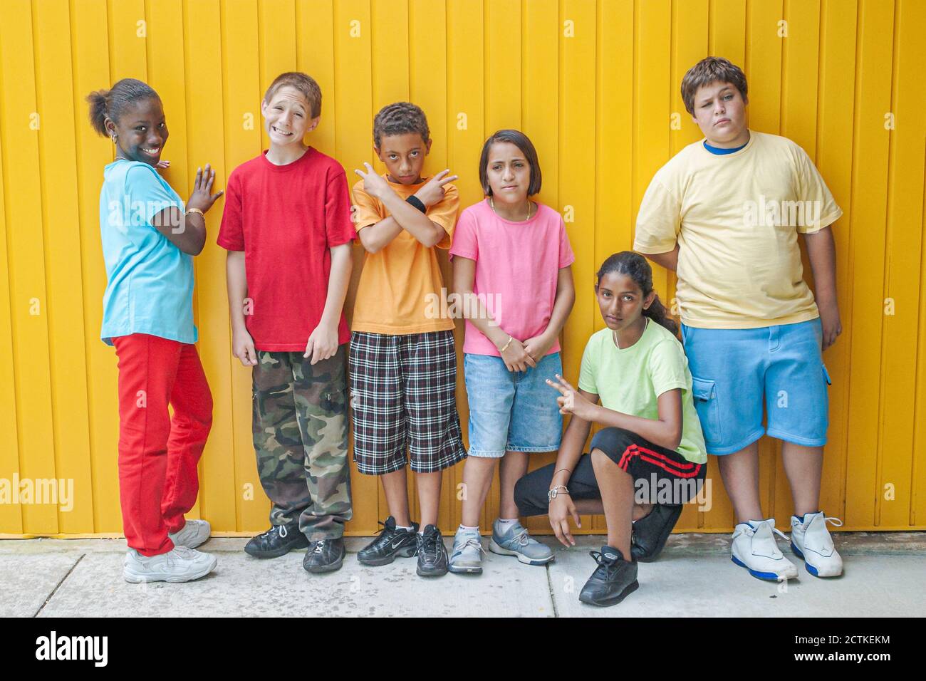 Miami Florida,Non Violence Project USA,Studenten gewaltfreies Verhalten beibringen,Jungen Junge Mädchen Girlss Gruppe posiert,Hispanic Black African, Stockfoto