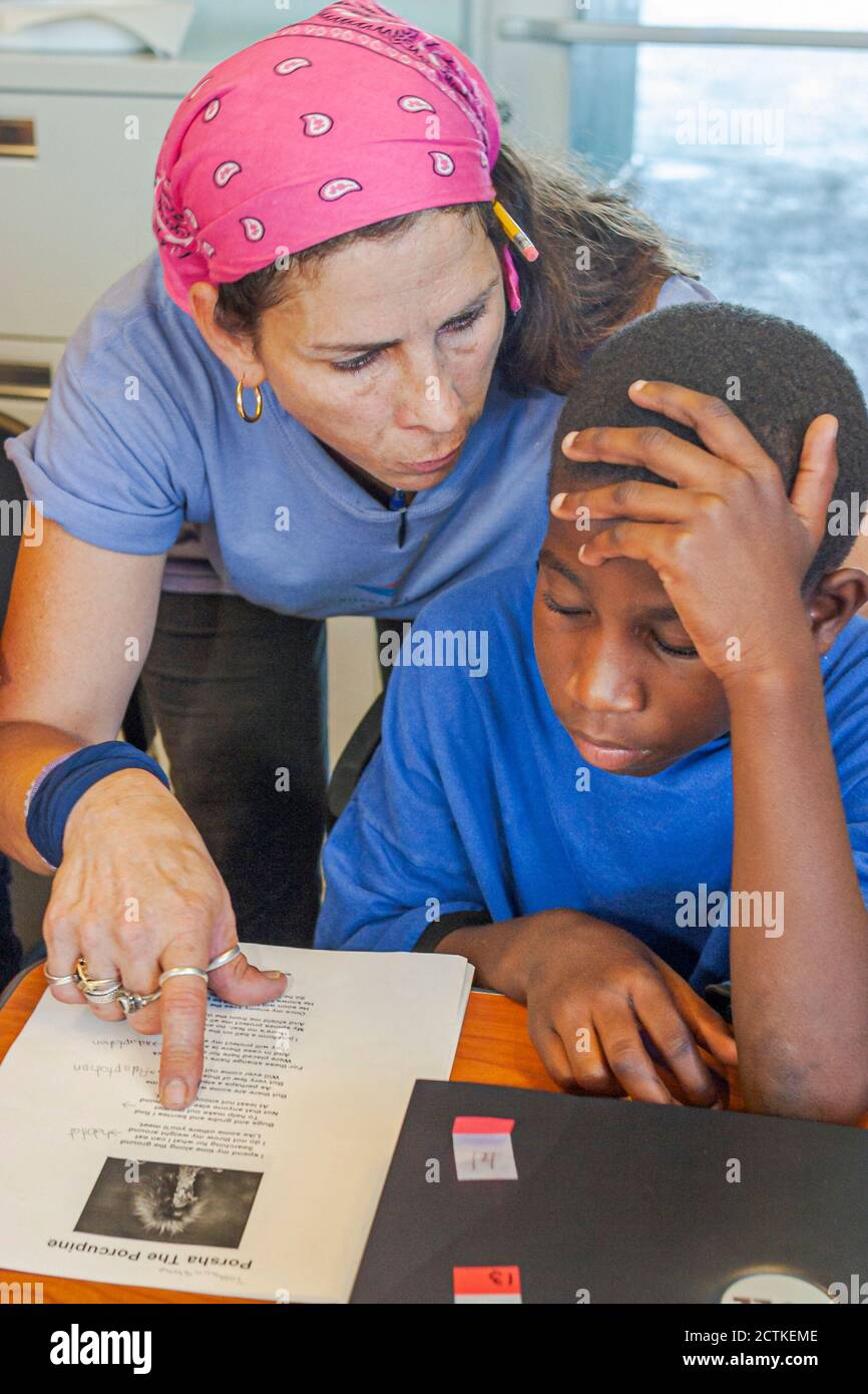 Miami Florida, Coconut Grove Shake A Leg Summer Day Camp Aktivitäten, Studenten lesen lesen Frau Lehrerin Lehrerberaterin, Klassenzimmer bo Stockfoto