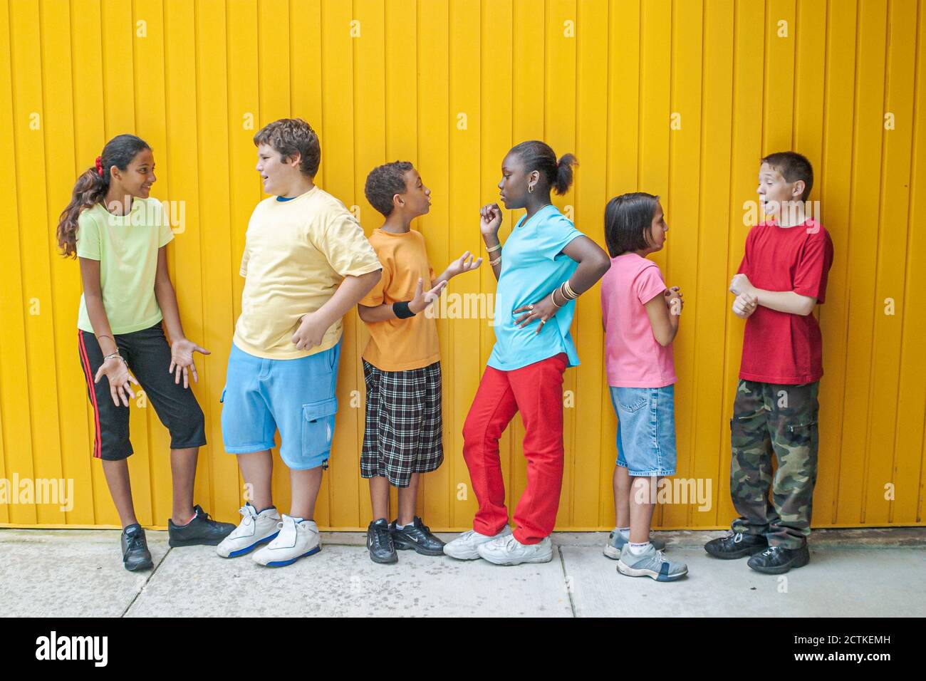 Miami Florida,Non Violence Project USA,Studenten gewaltfreies Verhalten beibringen,Jungen Junge Mädchen Girlss Gruppe posiert reden sprechen,Hispanic Bl Stockfoto