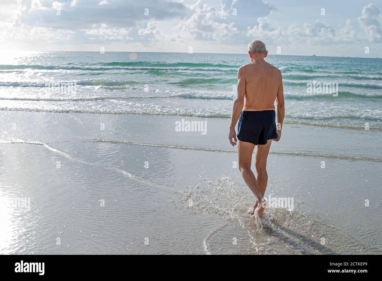 Miami Beach Florida, Atlantikküste Küste Küste Küste, Senioren Mann Strandgänger zu Fuß Wasser surfen, Stockfoto